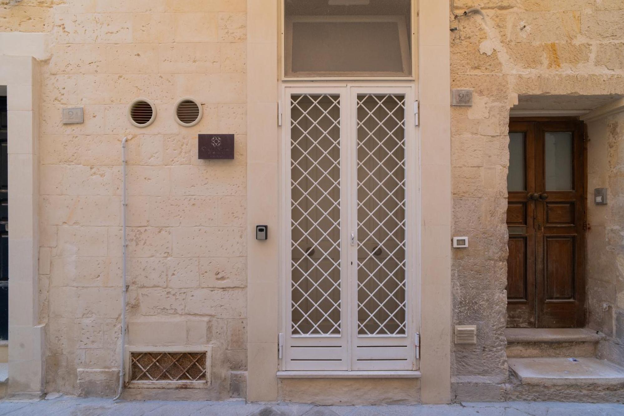 Essential Suite By Dimora Barocca Lecce Exterior foto